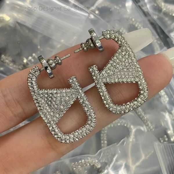 stud 2023 fashion earrings jewelry womens men designer earring ear studs letter v diamonds luxurys golden silver needle weote with box 68 3
stud 2023 fashion earrings jewelry womens men designer earring ear studs letter v diamonds luxurys golden silver needle weote with box 68 3