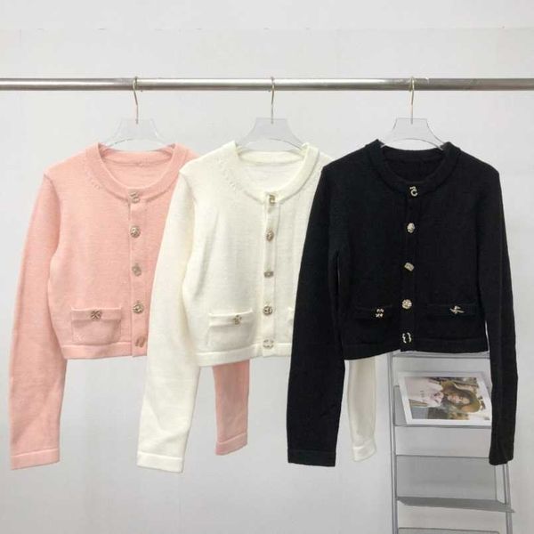 2023 womens designer t shirt tracksuit shirt apparel early spring 2023 french style fragrance temperament irregular button knitted coat, White;black 
2023 womens designer t shirt tracksuit shirt apparel early spring 2023 french style fragrance temperament irregular button knitted coat, White;black