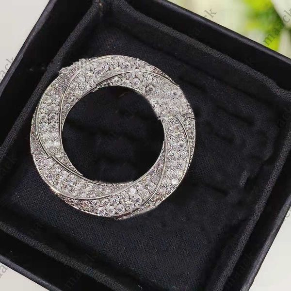 selling product brooch with diamond broochs luxury design brooch for woman wild fashion accessories supply m230410, Gray
selling product brooch with diamond broochs luxury design brooch for woman wild fashion accessories supply m230410, Gray