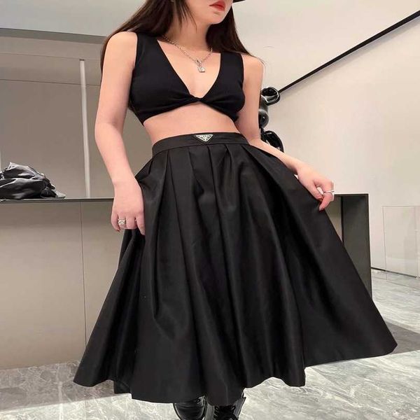 2023 womens designer t shirt tracksuit shirt family 23 spring/summer cool triangle nylon fabric slim high waist skirt, Black
2023 womens designer t shirt tracksuit shirt family 23 spring/summer cool triangle nylon fabric slim high waist skirt, Black