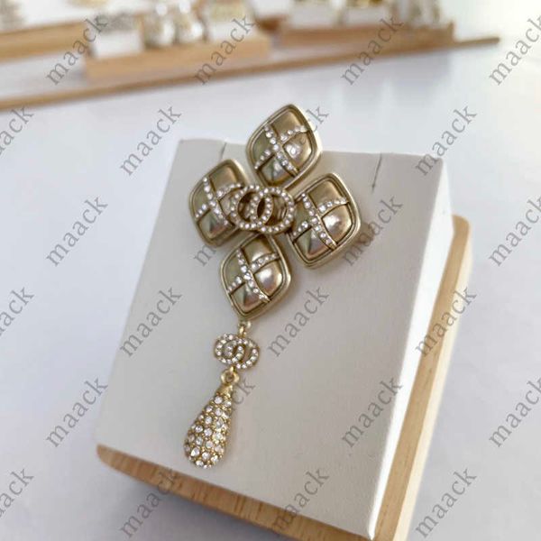 pins pearl broochs designer jewelry wo mens brooch fashion brand letters small sweet wind brooch women pearl letter diamond tassel brooch m2, Gray
pins pearl broochs designer jewelry wo mens brooch fashion brand letters small sweet wind brooch women pearl letter diamond tassel brooch m2, Gray