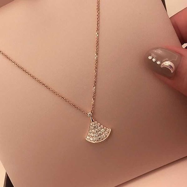 small skirt fan-shaped necklace female 2021 new light luxury simple clavicle chain full of diamond rose gold headdress, Silver
small skirt fan-shaped necklace female 2021 new light luxury simple clavicle chain full of diamond rose gold headdress, Silver