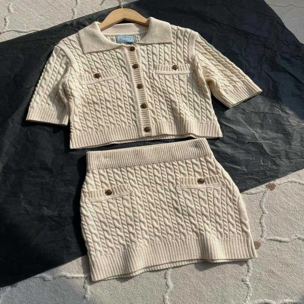 luxury designer women t shirt shirt 2023 early spring family fried dough twists knitting cashmere sleeve cardigan skirt temperament celebrit, White;black
luxury designer women t shirt shirt 2023 early spring family fried dough twists knitting cashmere sleeve cardigan skirt temperament celebrit, White;black