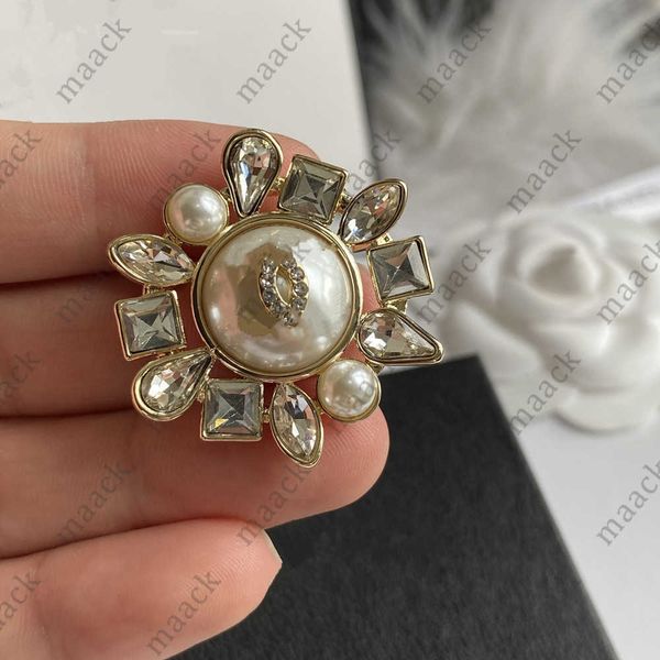luxury designer brand letters diamond brooches pin women 18k gold plated crystal rhinestone pearl pins for famous clothing decoration m23041, Gray
luxury designer brand letters diamond brooches pin women 18k gold plated crystal rhinestone pearl pins for famous clothing decoration m23041, Gray