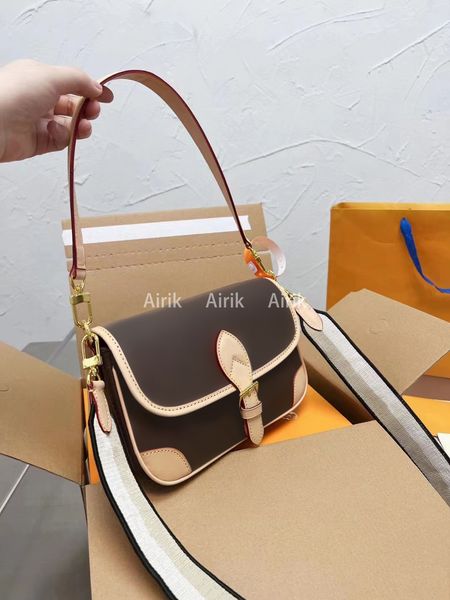 fashion hobo yululuu 45985 designer circular bag luxury shoulder design underarm handbag crossbody metal chain series size25*15
fashion hobo yululuu 45985 designer circular bag luxury shoulder design underarm handbag crossbody metal chain series size25*15