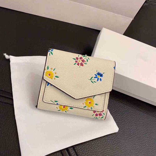 three fold wallets leather purse designer card holder women short printing flower folding holders buckle classic female purses 220902
three fold wallets leather purse designer card holder women short printing flower folding holders buckle classic female purses 220902