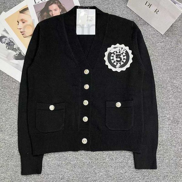 women's sweaters designer chic autumn and winter new casual versatile badge diamond knitted cardigan coat 5 v-neck sweater b6vv, White;black
women's sweaters designer chic autumn and winter new casual versatile badge diamond knitted cardigan coat 5 v-neck sweater b6vv, White;black
