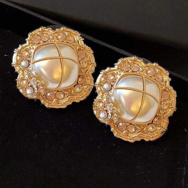 23 designer earrings luxury brand stud earrings sunflower pearl stud earrings 925 sterling silver pin princess gift party engagement ce, Golden;silver
23 designer earrings luxury brand stud earrings sunflower pearl stud earrings 925 sterling silver pin princess gift party engagement ce, Golden;silver