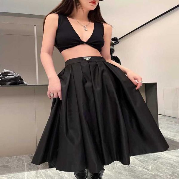 2023 new designer womens t shirt high-end shirt family 23 spring/summer cool triangle nylon fabric slim high waist skirt, Black
2023 new designer womens t shirt high-end shirt family 23 spring/summer cool triangle nylon fabric slim high waist skirt, Black