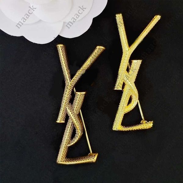 special design letter brooch with stamp women men letters brooches suit lapel pin fashion jewelry m230410, Gray
special design letter brooch with stamp women men letters brooches suit lapel pin fashion jewelry m230410, Gray