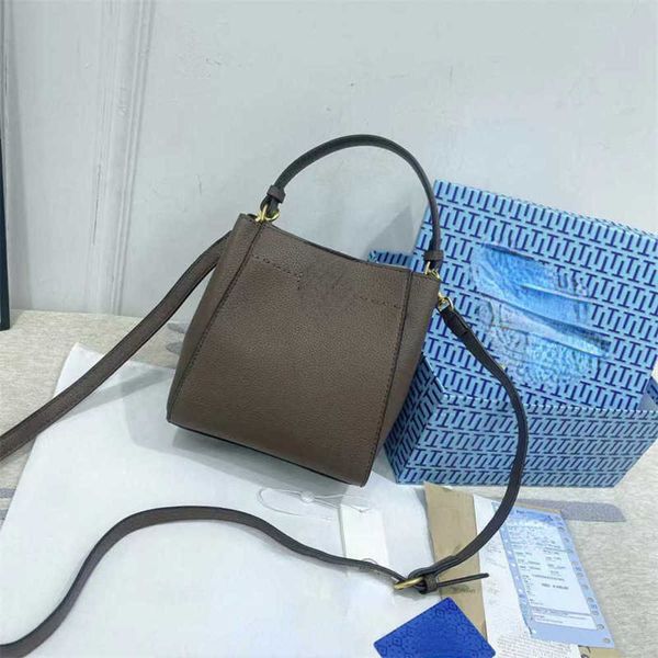 shoulder bag totes deformation bucket bag advanced feeling litchi grain single shoulder cross arm handbag bag 230213
shoulder bag totes deformation bucket bag advanced feeling litchi grain single shoulder cross arm handbag bag 230213