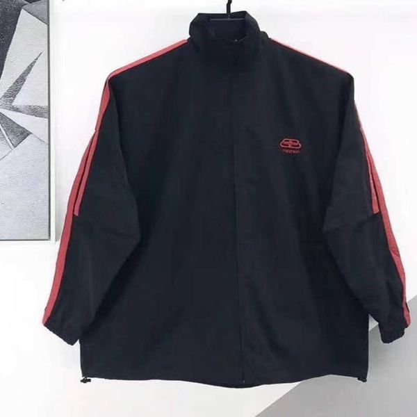 luxury designer women t shirt shirt spring 2023 family black standing collar orange red striped edge rushsuit windbreaker jacket 
luxury designer women t shirt shirt spring 2023 family black standing collar orange red striped edge rushsuit windbreaker jacket