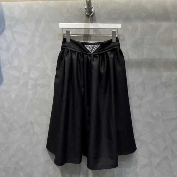 2023 womens designer t shirt tracksuit shirt triangle a-line large swing umbrella skirt spring/summer 2023 versatile celebrity mid length ha, Black
2023 womens designer t shirt tracksuit shirt triangle a-line large swing umbrella skirt spring/summer 2023 versatile celebrity mid length ha, Black