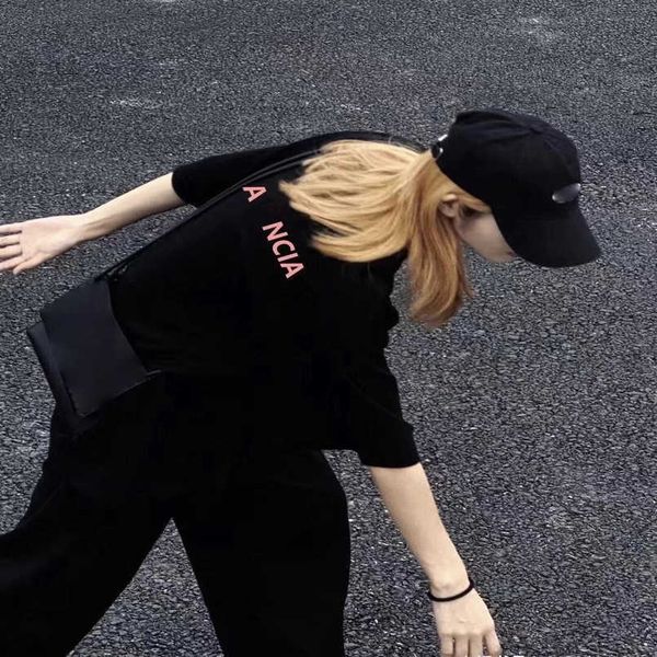 2023 womens designer t shirt tracksuit correct spring family 23ss classic water jet print loose os sleeve t-shirt, White
2023 womens designer t shirt tracksuit correct spring family 23ss classic water jet print loose os sleeve t-shirt, White