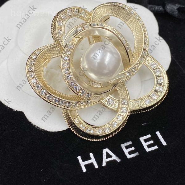 luxury women men designer brand brooches 18k gold plated inlay crystal rhinestone charm pearl pin marry christmas gift m230411, Gray 
luxury women men designer brand brooches 18k gold plated inlay crystal rhinestone charm pearl pin marry christmas gift m230411, Gray