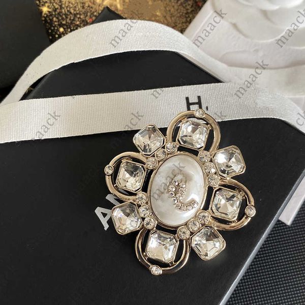classic brand luxury desinger brooch women crystal rhinestone pearl letters brooches suit pins fashion jewelry clothing decoration accessori, Gray
classic brand luxury desinger brooch women crystal rhinestone pearl letters brooches suit pins fashion jewelry clothing decoration accessori, Gray