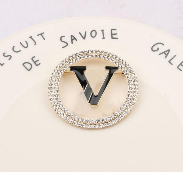 luxury brand designer letter pins brooches womens gold silver crysatl pearl rhinestone cape buckle brooch suit pin wedding party j9696294, Gray
luxury brand designer letter pins brooches womens gold silver crysatl pearl rhinestone cape buckle brooch suit pin wedding party j9696294, Gray
