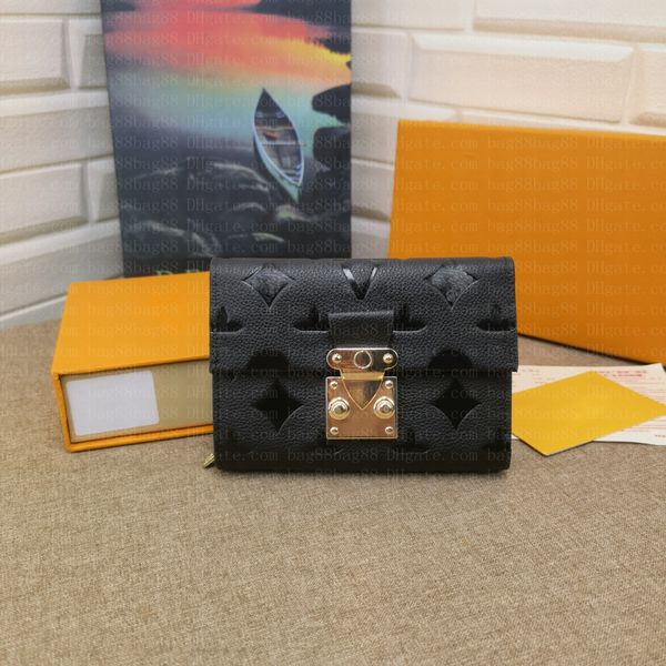 short wallet printed with classic pattern embossed soft grain cow leather metal s-lock buckle zipper with zipper, organ, coin pocket patch p, Red;black
short wallet printed with classic pattern embossed soft grain cow leather metal s-lock buckle zipper with zipper, organ, coin pocket patch p, Red;black