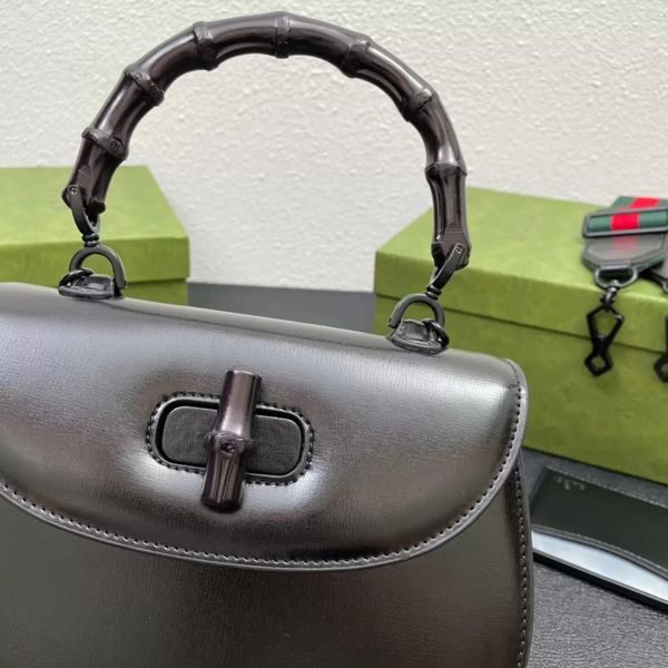 2023 handbag bamboo handle crossbody bag cowhide material backpack detachable webbing shoulder strap woman bag dimensions 21x 15x 7cm., Black;red
2023 handbag bamboo handle crossbody bag cowhide material backpack detachable webbing shoulder strap woman bag dimensions 21x 15x 7cm., Black;red