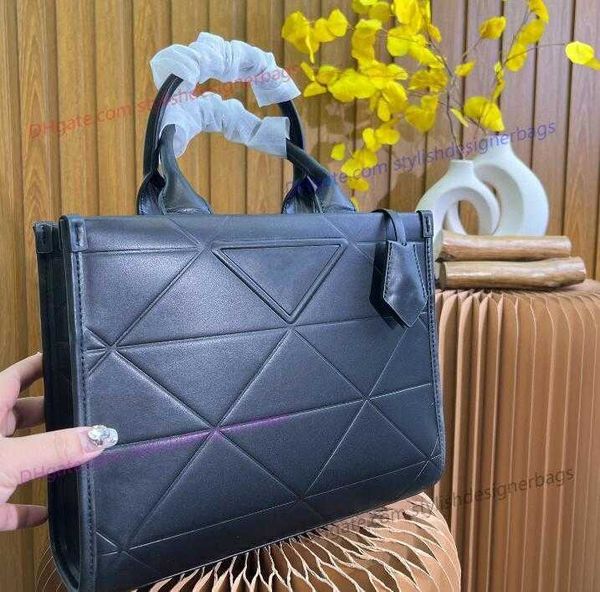 shoulder bags designer triangle print shoulder crossbody bag women clutch purse letters bags female zipper classics large capacity handbags
shoulder bags designer triangle print shoulder crossbody bag women clutch purse letters bags female zipper classics large capacity handbags