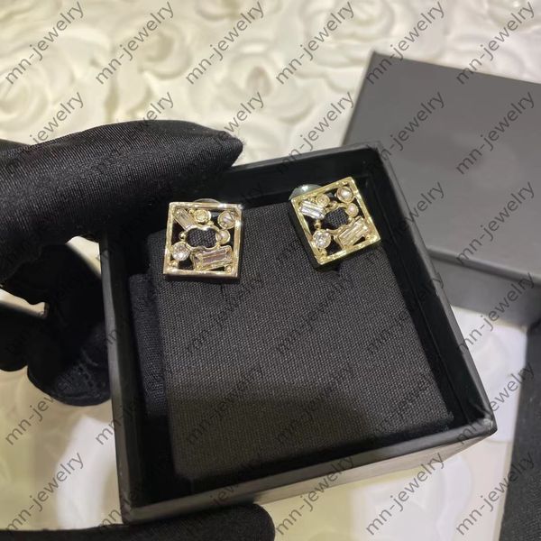 2022 early spring holiday new stud earrings, square hollow pearl rhinestone designer earrings. consistent gold plated orrous brass. valentin, Golden;silver
2022 early spring holiday new stud earrings, square hollow pearl rhinestone designer earrings. consistent gold plated orrous brass. valentin, Golden;silver