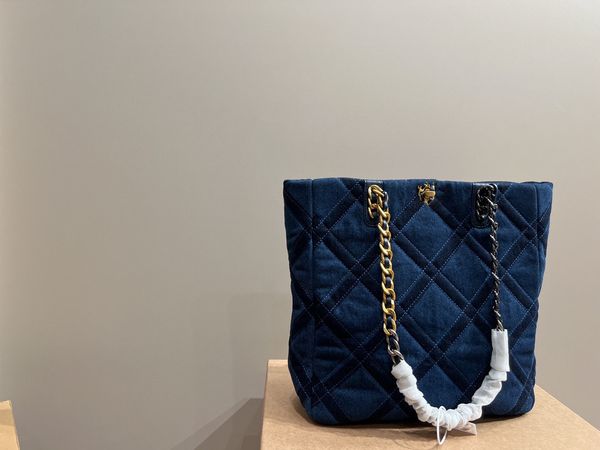 7a fashion 19bag totes handbag women classic denim metal buckle logo with diamond pattern quilted new designer luxury shopping bag
7a fashion 19bag totes handbag women classic denim metal buckle logo with diamond pattern quilted new designer luxury shopping bag