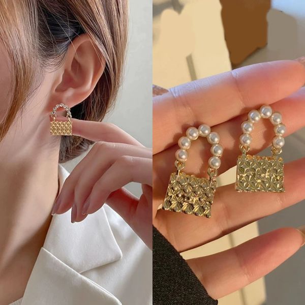fashion luxury style c-letter designer stud earrings brand letter bag earring for women charm jewelry accessory wedding gifts high quality, Golden;silver
fashion luxury style c-letter designer stud earrings brand letter bag earring for women charm jewelry accessory wedding gifts high quality, Golden;silver