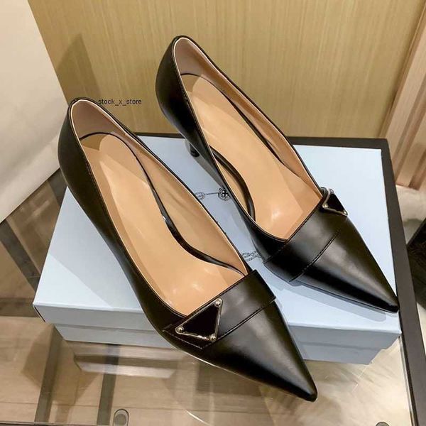 new fashion brand casual 2023 summer new triangle pointed commuting high heels women's slim heels high quality, Black
new fashion brand casual 2023 summer new triangle pointed commuting high heels women's slim heels high quality, Black