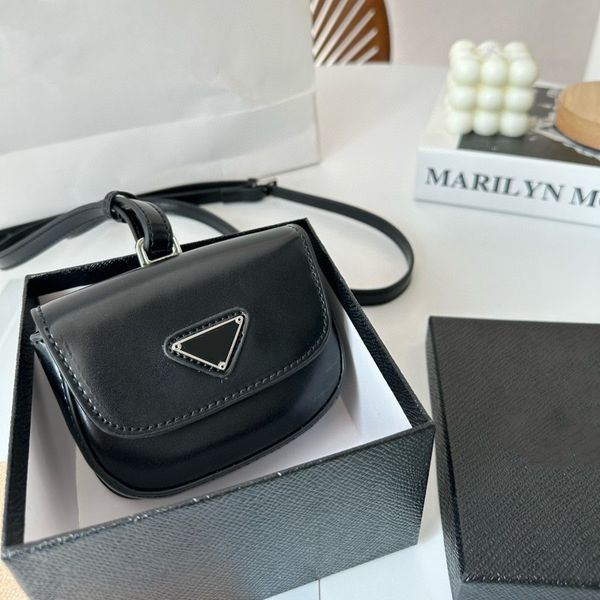 designer handbag women's one shoulder bag luxury crossbody bag classic triangle logo leather chain shoulder strap flip envelope bag mob
designer handbag women's one shoulder bag luxury crossbody bag classic triangle logo leather chain shoulder strap flip envelope bag mob