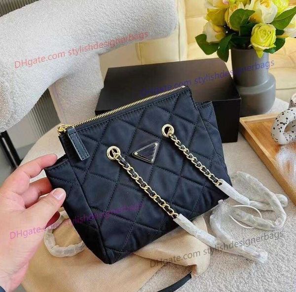 totes designer adjustable chain totes rhombus lattice solid color black single-shoulder bag luxury brand fashion shopping bag handbag messen
totes designer adjustable chain totes rhombus lattice solid color black single-shoulder bag luxury brand fashion shopping bag handbag messen