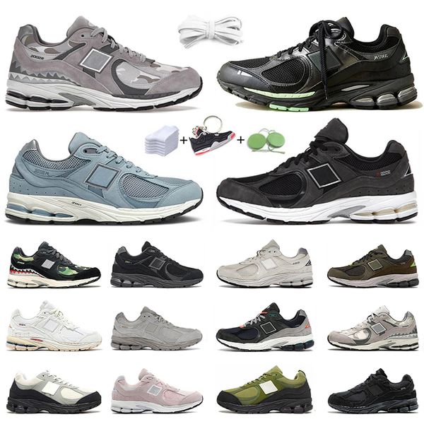 mens running shoe trainers sneakers light blue grey atlas lemon haze black white red dark grey camo munsell silver metallic green deep taupe 
mens running shoe trainers sneakers light blue grey atlas lemon haze black white red dark grey camo munsell silver metallic green deep taupe