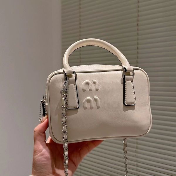 designer brand women's bag light luxury niche letter hand crossbody bag high-grade texture leather retro women's bag
designer brand women's bag light luxury niche letter hand crossbody bag high-grade texture leather retro women's bag