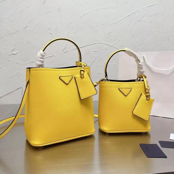 2023 luxurys designers handbags shoulder bags woman classic handbag high capacity totes travel shopping bag simple letter style 2 sizes vers, Black;red
2023 luxurys designers handbags shoulder bags woman classic handbag high capacity totes travel shopping bag simple letter style 2 sizes vers, Black;red