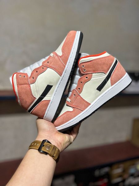 perfect quality 1s basketball shoes women jumpman 1 mid surfaces in a bright orange suede designer sneakers release 2023 team orange sail wh
perfect quality 1s basketball shoes women jumpman 1 mid surfaces in a bright orange suede designer sneakers release 2023 team orange sail wh