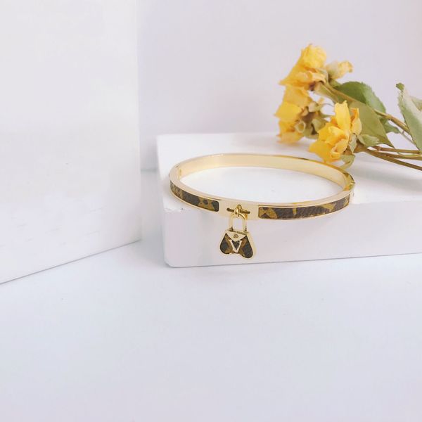 luxury bangle designer gold chain bracelet womens letter 18k gold plated stainless steel jewelry faux leather wristband cuff charm wedding g, Black
luxury bangle designer gold chain bracelet womens letter 18k gold plated stainless steel jewelry faux leather wristband cuff charm wedding g, Black