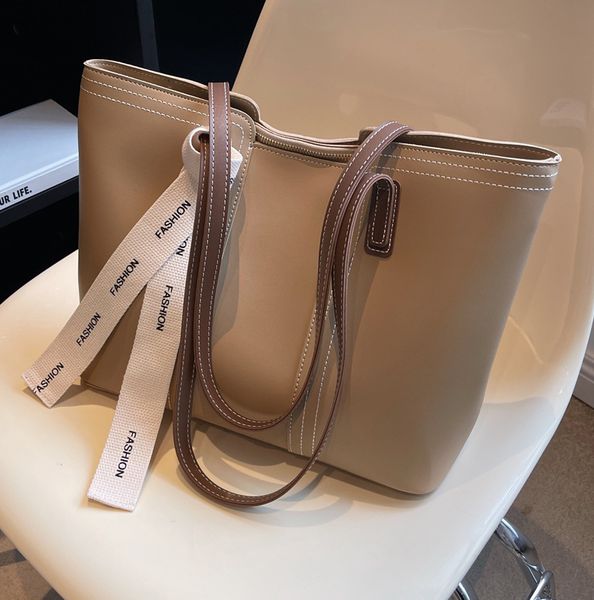 outdoor tote bag fashion handbag solid color design pu large capacity women's bag
outdoor tote bag fashion handbag solid color design pu large capacity women's bag