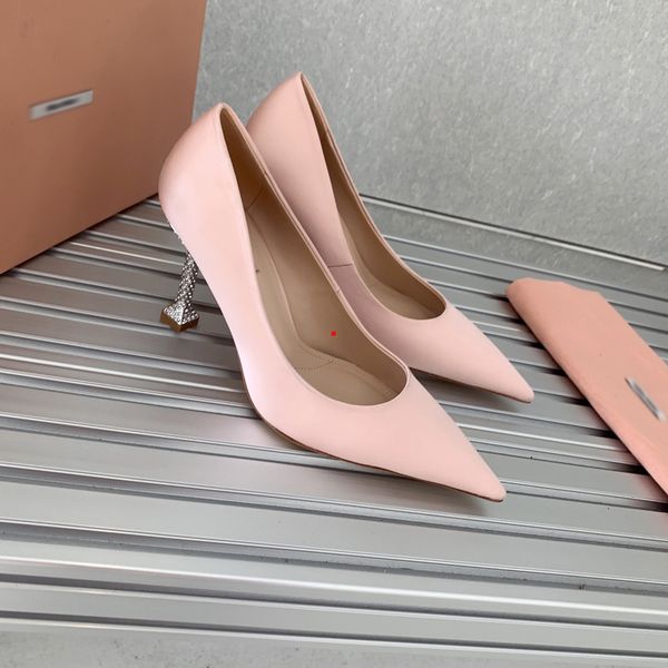 2023 fashion women luxury dress shoes designer high heels patent leather gold tone triple black nuede red womens lady sandals party wedding
2023 fashion women luxury dress shoes designer high heels patent leather gold tone triple black nuede red womens lady sandals party wedding