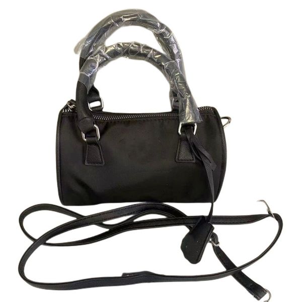 designer handbag luxury triangle tag shoulder bag classic woman slant cross bag key bag purse tote toi bag banquet shopping wedding tory han
designer handbag luxury triangle tag shoulder bag classic woman slant cross bag key bag purse tote toi bag banquet shopping wedding tory han
