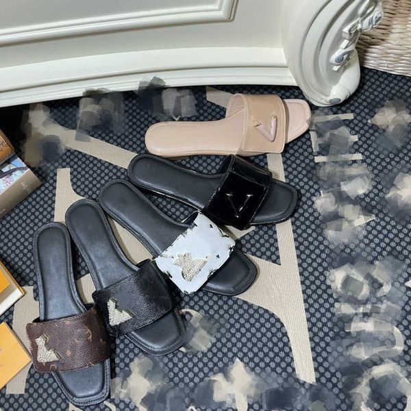 2023 slippers lu rhinestone crystal buckle women slides thong sandal patent beige black vintage brown leather sandals slip on flat slides wa
2023 slippers lu rhinestone crystal buckle women slides thong sandal patent beige black vintage brown leather sandals slip on flat slides wa
