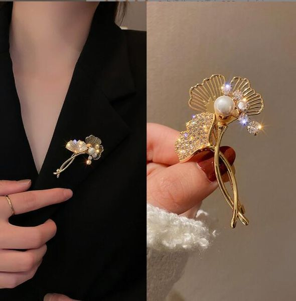 the latest pearl ginkgo leaf brooches for women's pins fashion style beaded suit pin accessories jewelry, Gray
the latest pearl ginkgo leaf brooches for women's pins fashion style beaded suit pin accessories jewelry, Gray