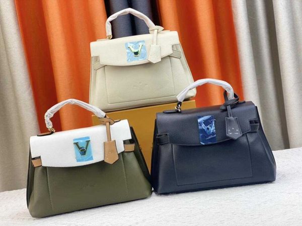 designer lockme ever bb shoulder bag handbag womens tote chain bags purse wallet vintage flap bags keybell lock handbags m53937 m53950 m2079
designer lockme ever bb shoulder bag handbag womens tote chain bags purse wallet vintage flap bags keybell lock handbags m53937 m53950 m2079
