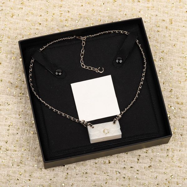 2023 luxury quality charm pendant necklace with handbag design in three colors and black genuine leather have box stamp ps7815a, Golden
2023 luxury quality charm pendant necklace with handbag design in three colors and black genuine leather have box stamp ps7815a, Golden