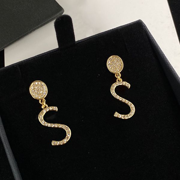 luxury gold stud earrings designer women diamond earrings letter ear studs jewelry with box valentine day gift, Golden;silver
luxury gold stud earrings designer women diamond earrings letter ear studs jewelry with box valentine day gift, Golden;silver