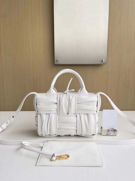 10a mirror quality handbag luxury designer women's leather bag messenger bag shoulder bag 25cm with box.
10a mirror quality handbag luxury designer women's leather bag messenger bag shoulder bag 25cm with box.
