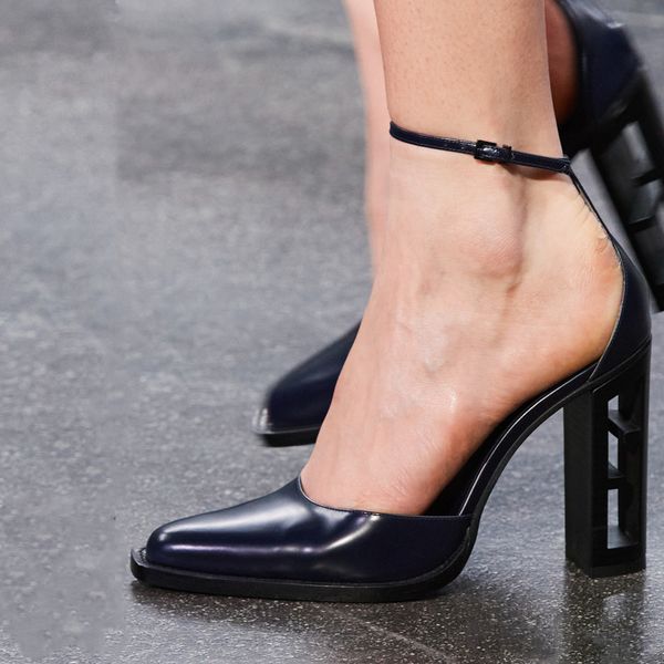 sandals beertola spring and summer baotou leather hollow fashion catwalk specialshaped heel women's shoes 230412, Black
sandals beertola spring and summer baotou leather hollow fashion catwalk specialshaped heel women's shoes 230412, Black