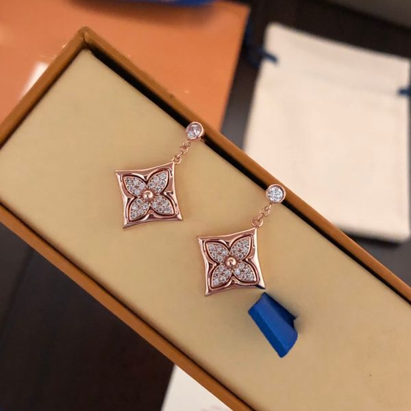 2023 luxury fashion pearl drop women's stud designer floral graphic full drill four-leaf clover stud earrings no box, Golden
2023 luxury fashion pearl drop women's stud designer floral graphic full drill four-leaf clover stud earrings no box, Golden