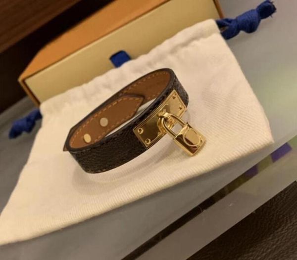 fashion classic flat brown pu leather bracelet with metal lock head in gift retail box sl067828028, Golden;silver
fashion classic flat brown pu leather bracelet with metal lock head in gift retail box sl067828028, Golden;silver
