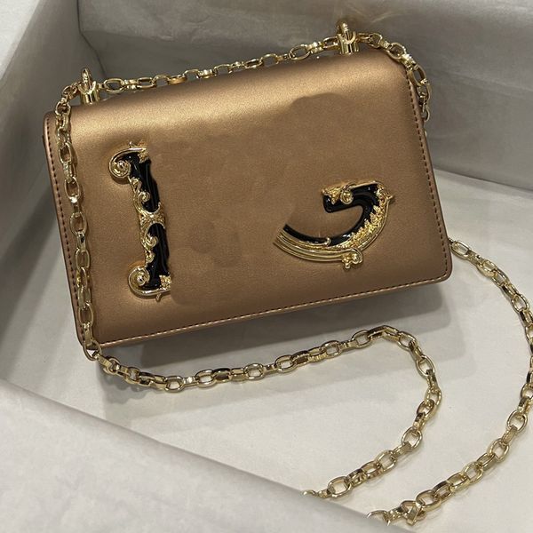 chain crossbody bags women handbag purse fashion gold-pleated emblem badge letter genuine leather shoulder bag magnetic hasp clutch wallets
chain crossbody bags women handbag purse fashion gold-pleated emblem badge letter genuine leather shoulder bag magnetic hasp clutch wallets