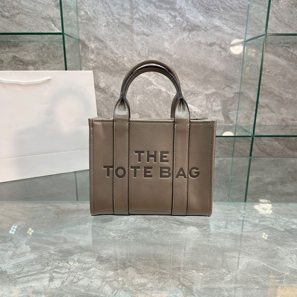 the tote bags fashion designer bag luxury women's single shoulder cross body 26cm large capacity totes classic lady wallets handbag
the tote bags fashion designer bag luxury women's single shoulder cross body 26cm large capacity totes classic lady wallets handbag