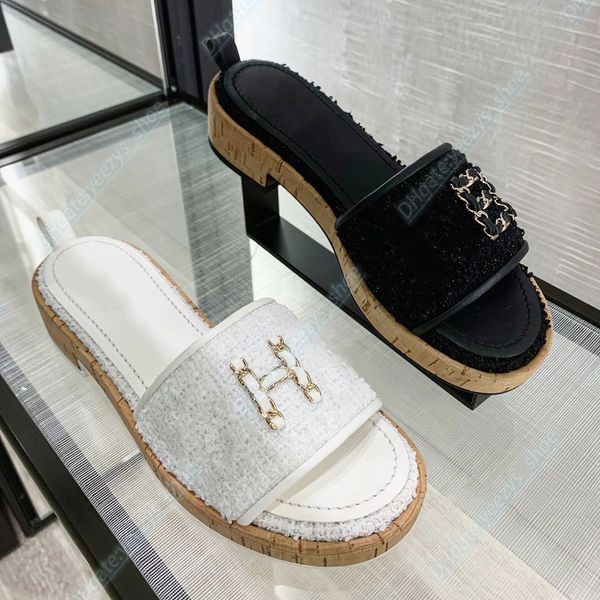 2023 new sandal for women designer slides gold chain fabic embroidery slipper classic indoor leisure letter flat walk shoes with box ing, Black
2023 new sandal for women designer slides gold chain fabic embroidery slipper classic indoor leisure letter flat walk shoes with box ing, Black